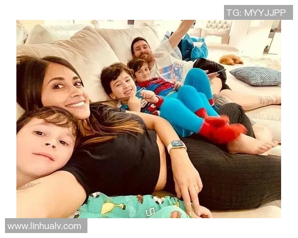 世界足球明星与家人的温馨瞬间揭秘家庭背后的感人故事与生活点滴