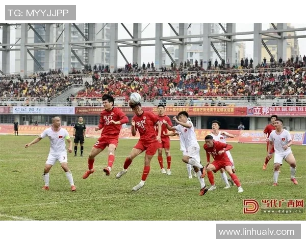 足球明星赛前盛大合照展现团结与友谊的精彩瞬间